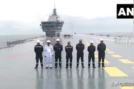 印度航母甲板能照出人影，中美航母却粗糙如水泥地，这是为什么？图片
