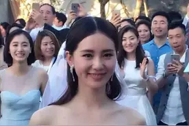 比吴奇隆大2岁的丈母娘长啥样？看到照片后，网友：我自闭了图片