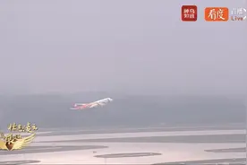 顺利起飞！成都天府国际机场首飞航班川航3U8001展翅腾空图片