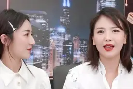 刘涛身材也胖了，穿白衬衣胸围傲人丰满，坐下撑开了扣子漏出赘肉图片