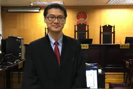 描画“圆圈正义”的罗翔，一个具有审辩式思维的人图片