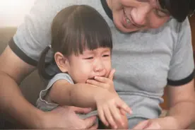 “撕嘴皮”的孩子不怕痛吗？小动作中藏着许多原因，家长了解几个图片