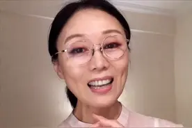 59岁吴琼似冻龄，同框不输小31岁网红，与小15岁老公结婚17年无子图片