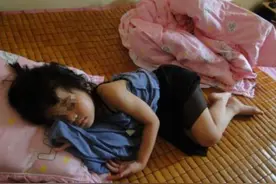 孩子的4种睡姿暗示不同的“性格”，若是第3种，家长可要留心图片