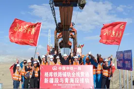 格库铁路：“海绵”里打隧道 3年半“走了”13公里图片