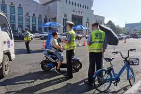 @武汉电动车驾驶员骑行别大意图片
