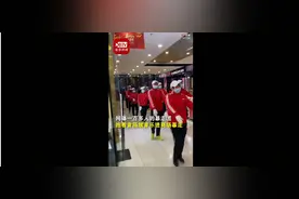 吓人！上百人暴走团抱着音箱放着音乐进商场暴走图片