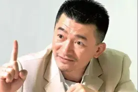 台湾富豪郭正利：破产后被妻子抛弃，弟弟跳楼，负债2千万摆地摊图片