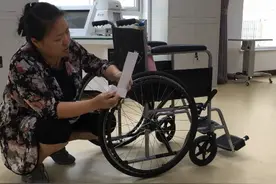 『辅具资讯』轮椅上的多功能支架，让残疾人朋友解放双手！图片