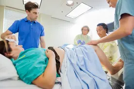 孕妇生产遇男医生不肯进产房，丈夫也担心会看到隐私，医生怎么说图片