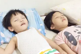 姐弟俩假装睡觉被机智的妈妈一招识破，这俩活宝也太可爱了吧！视频封面