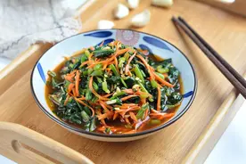 菠菜别总炒着吃，拌一拌，5分钟就上桌，家人抢着吃图片