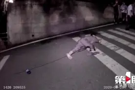 醉把马路当床睡，被车轮压腿他竟浑然不知……图片