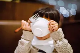 女儿突然暴瘦10斤，检查时医生让拿掉“项链”，妈妈：没有项链啊图片