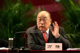 一夜亏损121亿，凭借火腿肠让他东山再起，80岁重回百亿身家图片