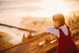 父母离婚那晚，我使劲闭着眼睛，生怕别人发现我没哭图片