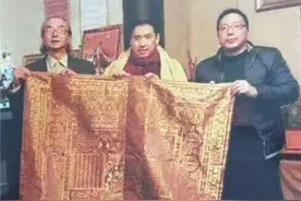 17年前男子借9万买破袈裟，发现夹层有异物，取出后拍出1.3亿天价图片