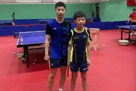 马龙搂肩小孙杨合影，12岁削球师弟当陪练 国乒队长回母队传帮带图片