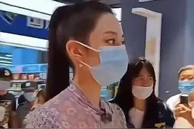 郎朗老婆逛超市被偶遇！牛仔配凉鞋好土，随拍暴露短板五五分身材图片