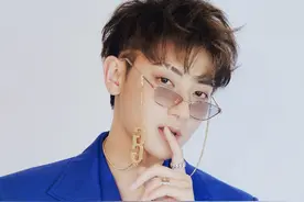 黄子韬 宝蓝色西服贵族范儿，举手投足间尽显优雅绅士风范图片