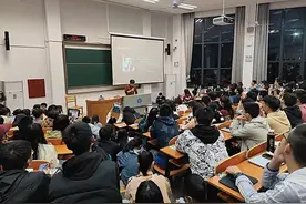 武大“恋爱课”火爆异常，现场人山人海，场面堪比到饭点的食堂图片