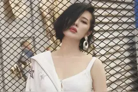 余男太有心机了，穿白色外套玩下衣失踪，还露出吊带打底好性感图片