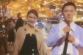央视主持龙洋与张韬同框，秀美腿惹路人移不开眼，两人颜值太般配图片