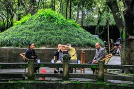 四川人太太太淡定！在“古墓”旁喝茶聊天，2元一杯茶喝得真巴适图片