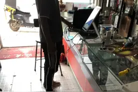 没想到四台电脑能卖小伙400元，我真是开心坏了！小伙是不是傻？图片