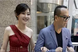 51岁万绮雯离开滤镜也惊艳，穿斜肩连衣裙好迷人，像30岁图片