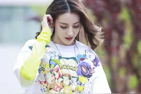 迪丽热巴私服亮眼，荧光T配短裤清新明媚，穿长筒袜显少女图片