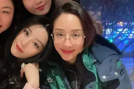 张钧甯和范冰冰合照完败！发际线感人还被衬托成黑妞，杨天真更惨图片