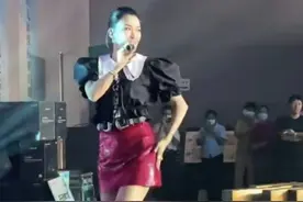 42岁王蓉赚钱不容易，参加商演场地简陋，仍卖力演出又唱又跳图片