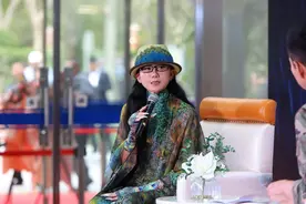 61岁杨丽萍近照皮肤紧致似少女，指甲护理费1年高达18万图片