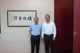 身价138亿美元，办公室二幅字洞见宁德时代创始人曾毓群成功智慧图片