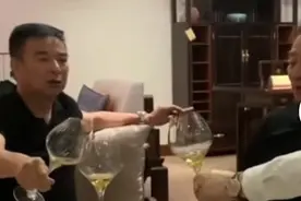 63岁岳跃利与寇振海酒局超奢华！手夹雪茄太霸气，喝酒热聊状态好图片