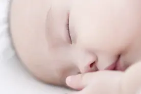 宝宝入睡快不是好事，家长不干预后悔都来不及，中招及时改图片