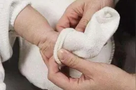 “哪有小孩睡觉不穿袜子的？”，专家：别争了，小心穿错捂出病图片