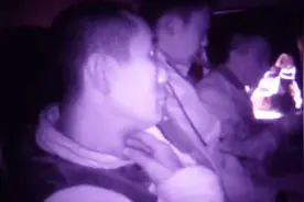 人叠人！面包车一开门 看呆交警 核载7人的车竟载了20多人视频封面