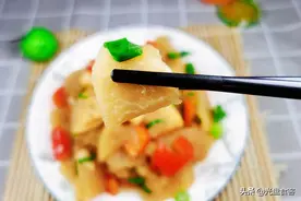 超市柚子皮当垃圾，5毛钱买一兜，简单一炒软糯有嚼劲，扔掉可惜图片