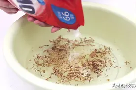 香烟加洗衣粉一起用，真是厉害，清洁污垢一点都不费劲，太棒了图片