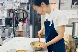王的女人39岁田朴珺秀手艺，穿白T恤做甜点，为“笨笨”王石下厨图片