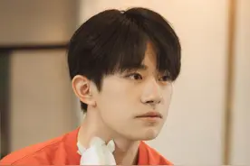 易烊千玺橘色短袖搭黑色长T，少年阳光帅气，橘子汽水味的大男孩图片
