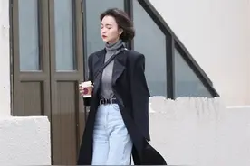 春天的风衣，建议“光腿”穿，配上这双烟管靴，连气质都变高级了图片