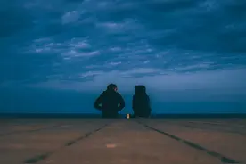 一句真心话：婚姻中，甜不是常态，想掐死对方才是常态图片