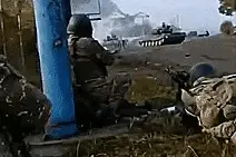 亚美尼亚打红眼了，跳出掩体猛烈扫射：100米外坦克剧烈爆炸图片