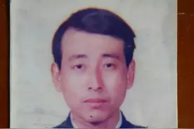 “看着镜子里穿着警服里的自己，好像看到了父亲”图片