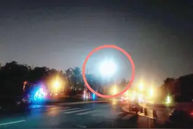扬州宋夹城南门的监控补光灯太亮晃眼睛 相关部门：保证识别率的前提下可调节亮度图片