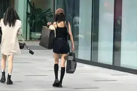 杨幂逛街打扮清凉，身材太火辣，手拎两袋奢侈品，却因坐姿受争议图片