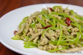 厨师长教你做青椒肉丝，肉丝滑嫩，青椒清脆，味道绝美图片